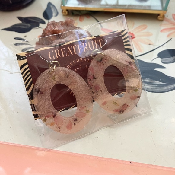 Handmade pink floral resin earrings. - Picture 3 of 5